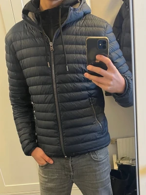 Colmar Jacka - Jacka från Colmar i fint skick. Marinblå. Sitter riktigt bra. Jag på bilden är 185 passarbättre på dom runt 180 enligt mig. Storlek M men passar S också skulle jag säga.