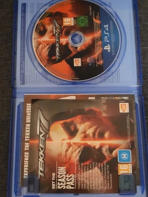 Tekken 7 (PS4) - Tekken 7 till PlayStation 4, komplett med fodral och skiva i fint skick. Ett populärt fightingspel med stöd för PlayStation VR. Perfekt för både solo- och multiplayerupplevelser. PEGI 16.
