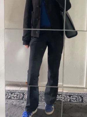 lågmidjade kostymbyxor - jätte fina lågmidjade kostymbyxor från bikbok i modellen vera! jag säljer för att de tyvärr börjar bli för små på mig🥲 de är lite små i storleken så skulle nog säga att de passar en 36.