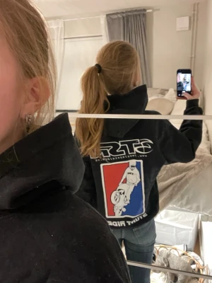 Cool hoodie från Two stroke - 🫶🏻Storlek: S, passar mig bra som är 175, men också min syster bra som är 155 så den är väldigt passande gällande storlek iaf🫶🏻 🩷Säljer en cool viral motorcykel hoodie i svart, rött o blått. 🩷