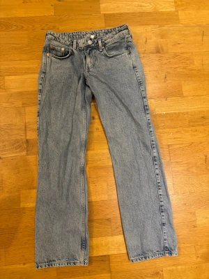 Ljusblå raka jeans från Arrow - Ljusblåa Arrow jeans från Weekday. 