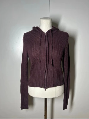 Figursydd stickad kofta h&m - Figursydd stickad kofta från h&m. Storlek s. Ny med prislapp. Vinröd/lila. Mer åt det lila hållet  Köp sker via köp nu, jag postar inom 24h. Kvar tills markerad såld