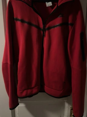 Nike tech zip hoodie - En riktigt snygg nike tech zip hoodie som passar alla stilar,  stilren och passar till det mesta, unik färg ändå problemet är att den har några märken på en av armarna men de knappt märks av, för mer frågor osv är det bara att skriva, mer plagg finns i profilen, pris är ej satt i sten! Mvh Hjalle💸