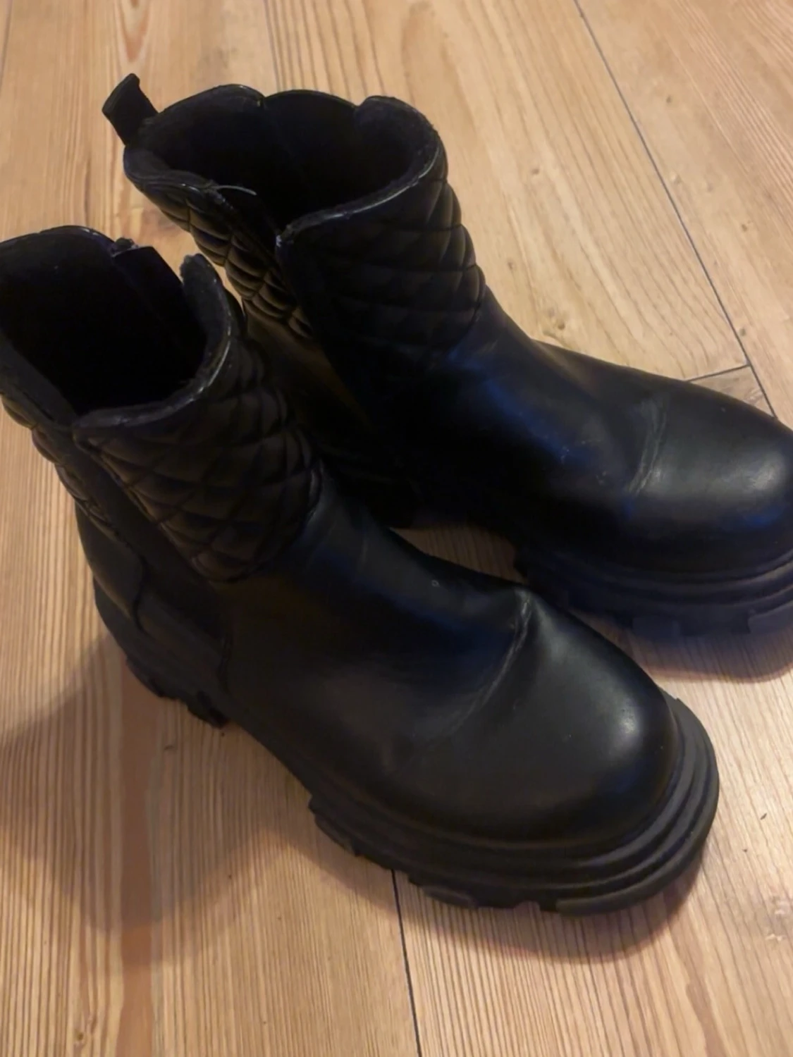 Svarta boots med quiltad detalj - 1