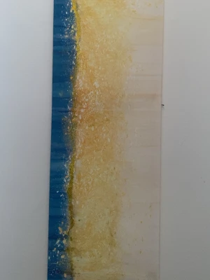 Tavla handmade 😊 - Unik väst med abstrakt mönster i blått, gult och vitt. Västen har en lång, rak passform och färgerna smälter ihop i ett konstnärligt uttryck. Perfekt för dig som vill sticka ut med en kreativ och färgstark look.