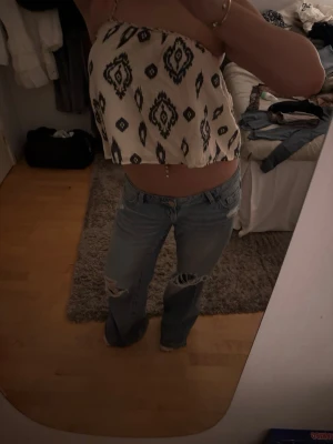 Zara topp - Asymmetrisk Zara topp med ett axelband🩷🩷 mycket sparsamt använt och jättefin till sommaren 