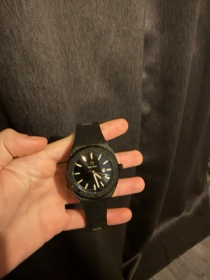 Pual rich klocka - En svart och glittrig klocka från pual rich, ny pris på denna är 4000kr och jag har använt den en gång men säljer till ett väldigt bra pris låda och extra länkar följer med.