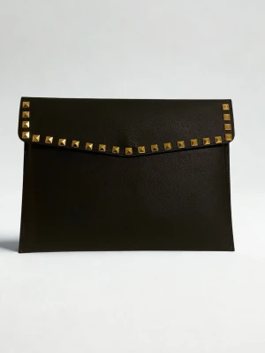 Datorfodral med guld nitar i läder imitation  - Rea - endast 199 kr (ord. pris 249 kr)! Stilrent datorfodral tillverkat av veganskt läder i vattentätt material. Fodralet stängs med knapp. Fodralet skyddar din dator effektivt samtidigt som det ger din outfit en extra touch. 🫶🏻⚜️ Storlek: 34 × 25 cm – passar svarta HP Chromebooks och andra datorer i liknande storlek. 1-3 arbetsdagar leverans 📦 