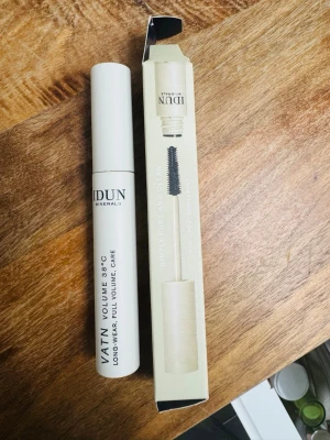 IDUN Minerals VATN Volume Mascara - IDUN Minerals VATN Volume Mascara 38°C i färgen Black 016 ger full volym och lång hållbarhet. Kommer i en stilren ljusbeige tub med svart text och tillhörande kartong. Innehåller 9 ml och har en klassisk borste för enkel applicering.