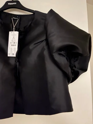 Blus - Svart blus från GinaTricot