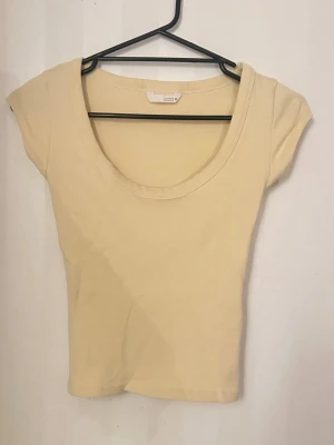 Gul trendig zara topp - Säljer denna fina gula toppen från zara, slutsåld och använd max 2 gånger!💞