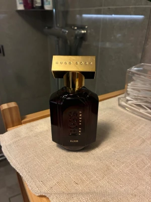 Boss The Scent Elixir 50ml - Stilren och lyxig parfym från Hugo Boss, The Scent Elixir. Flaskan innehåller 50 ml och passar perfekt för dig som vill ha något exklusivt i din samling. Helt ny men har inte kvar förpackningen 