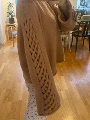 Stickad tröja med detaljer - Jätte fin stickad tröja den Zara, nästan aldrig använd 