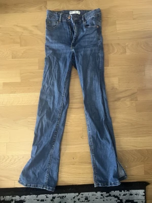 Blå bootcut jeans från g perfect jeans XS -  Ett par blå bootcut jeans från ginatricot, modell Molly. Jeansen har klassisk femficksdesign, hög midja och slits vid bensluten för extra vibe. Materialet är mjukt. Tight vid låren.
