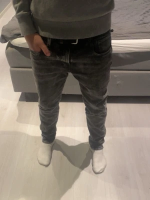 Replay Anbass jeans - Säljer ett par slim fit Replay Anbass jeans i svart tvättad look. W30 L30