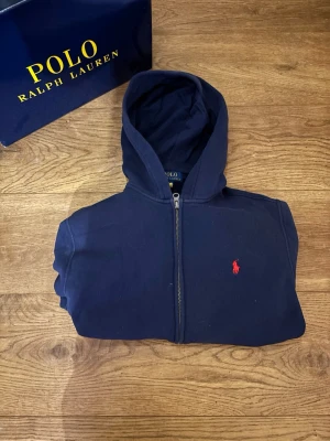 Polo Ralph Lauren zip hoodie  - Fet marineblå zip hoodie från ralph lauren som jag säljer för den är för liten.
