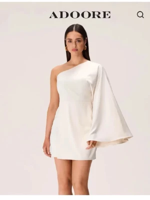 Adoore klänning  - Superfin klänning ifrån adoore som jag hade på min student💗 den är inte helt kritvit lite mer cremevit!