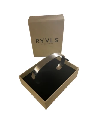 Armband från RYVLS  - Armband från RYVLS Stockholm i silver färg. En snygg ask följer med.