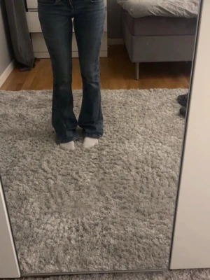 Jeans gina trikot - Low waisted bootcut jeans frön gina trikot i st 32 mycket bra skick