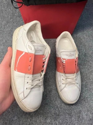 Valentino opens  - Fint skick. Storlek 35 Kan eventuellt passa 36. Självklart äkta. Medföljer box och dustbag. Fast pris! 