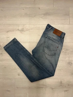 Replay anbass slitningar jeans  - Hej! Säljer dessa sjukt feta replay jeans//jeansen har slitningar som ser otroligt bra ut//nysick på jeans//inga defekter//fråga gärna!