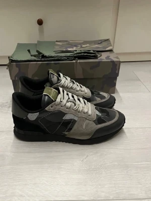 Valentino rockrunners vita/svarta - Hej! Säljer dessa valentino rockrunners//mycket fint sick//inga defekter//allt og följer med//självklart äkta//fråga gärna! 
