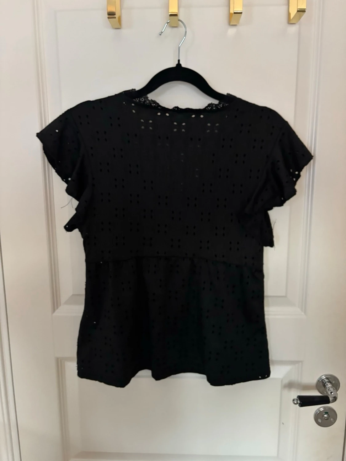 Svart blus med spets och volang - 1