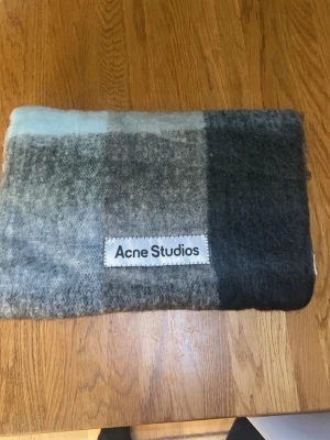 Acne Studios halsduk - Ganska bra kondition. Offer!