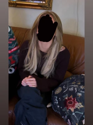 BHBD extentions - BHBD extentions (weft), 150g ca 45cm (klippt från 50cm). Fyra olika fästen, som behöver mikroringar för att fästas. Använda ca 1 månad, och man kan ha dem i 1 år. Olika färger för en slingad effekt. Bästa kvalitet! Men tyvärr känner jag mig finare med kort hår. Nypris ca 7000kr. Bilder på håret kan skickas!