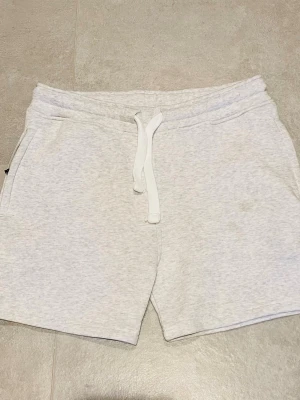 Russemerch shorts - Mysiga vita sweatshorts från Russedress i storlek M. De har dragsko i midjan, sidofickor och är gjorda i mjuk bomullsmix. Perfekta för chill dagar eller när du vill ha det bekvämt. Klassisk och enkel design som funkar till det mesta.
