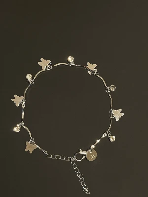 925 Sterling Silver Armband med Zirconia & Fjäril – Dam - Ett elegant armband i 925 sterling silver med glittrande zirconia och en fin fjärilberlock. Perfekt för bröllop, fest eller vardag – även en vacker present till högtider och Alla hjärtans dag.