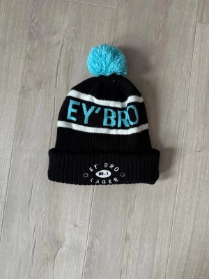 Eybro mössa - Eybro mössa i bra skick, perfekt på en afterski!