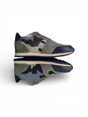 Valentino Rockrunner sneakers camo med Box - Snygga Valentino Rockrunner sneakers med grå, blå och beige camouflage-mönster. Skorna har detaljer i mocka och skinn, samt coola nitar på hälen. Klassisk snörning och platt sula för en streetig vibe.