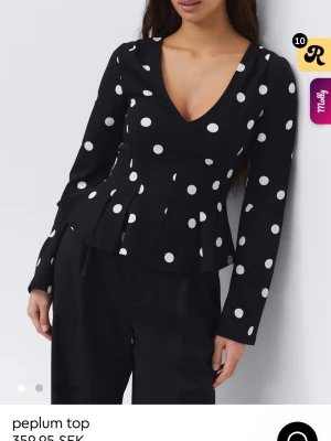 Oanvänd prickig topp  - Säljer denna prickiga fina toppen från Gina tricot i storlek Xs. Köpte den och den är endast provad. Nypris 360kr 