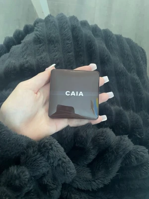 Caia bronzer i färgen La Digue - Caia bronzer i färgen La Digue. Helt oanvänd och precis öppnad, säljer då det var fel färg än den jag ville ha. Original pris är 390