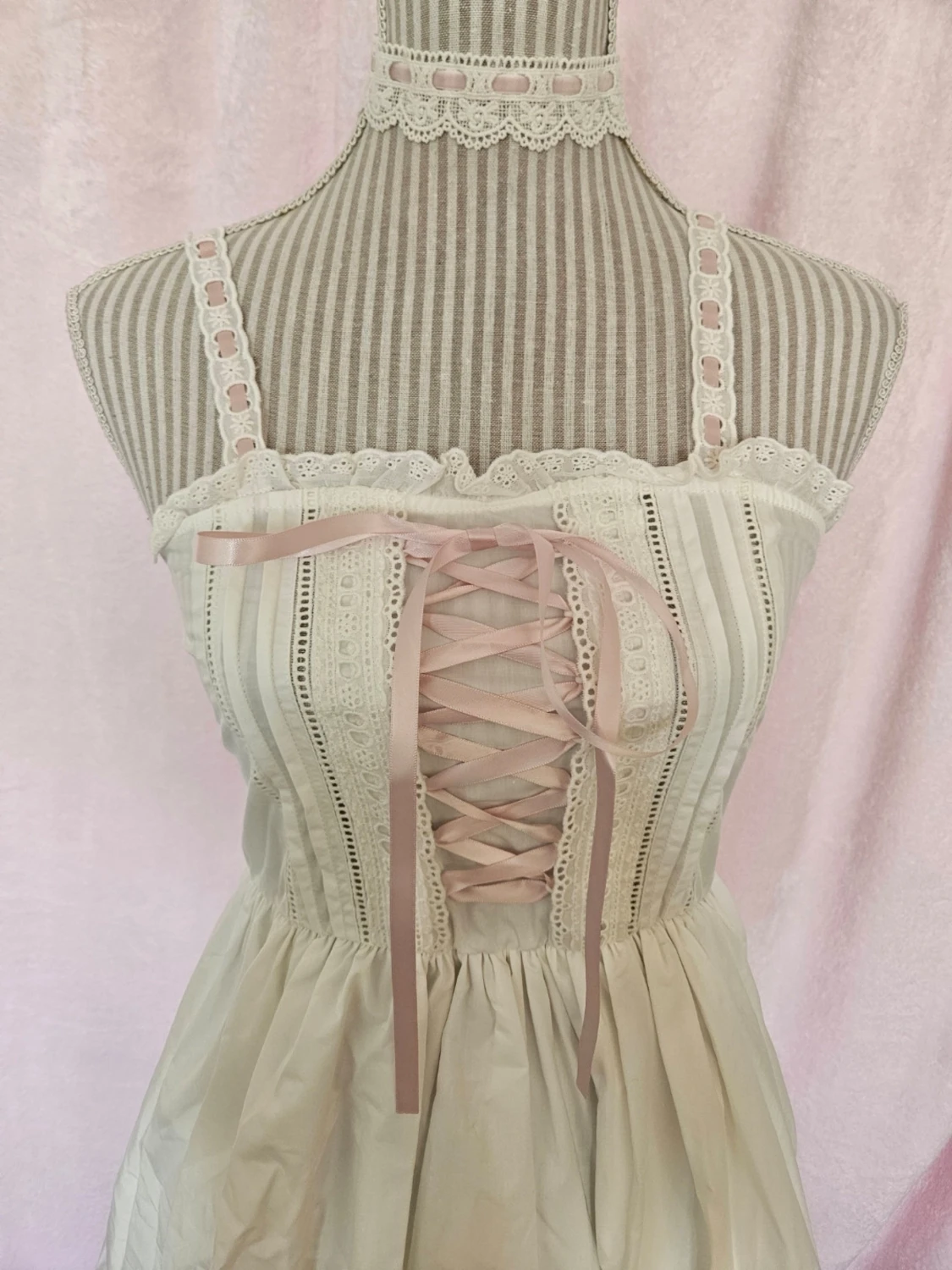 Söt vit klänning med rosa snörning - 3