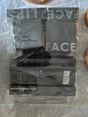  NYTT FACE  Fulcslur 7 st produkter ögonskug & eyeliner Higlogyer &  läppstift läpppenna  mm - Säljer ett set flera sminkprodukter från Face F .ingår kontering /tre ögonskuggor *pallet med ,nianser med neutrala och bruna toner, samt svart intensiv *eyeliner. Ljus *highliter* rouge* svart wolym maskara*  & läppstift. Alla produkterna  kommer i snygga svarta  facboxar förpackningar. Perfekt för dig som vill skapa  både matta och skimrande nyanser. Helt nytt 7 st alla boxarna är plomberade förslutna. Kontakta mig gärna innan köp mvh ANNA leveranstid 1-3 vardagar. Jättefint set med smink 