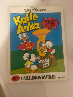 Kalle Ankas Bästisar - Följ med Kalle Anka och hans vänner på klassiska, färgglada äventyr fyllda med humor och galna upptåg! Perfekt för dig som gillar serier och vill ha en nostalgisk och rolig läsupplevelse. En tidlös samling för både unga och unga vuxna.