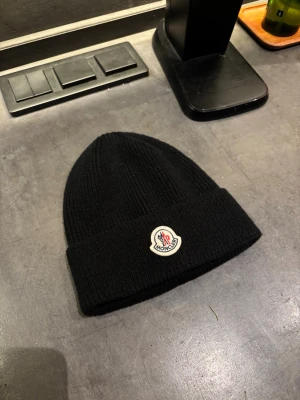 Moncler mössa - Skön moncler mössa i nyskick. Skriv vid frågor!