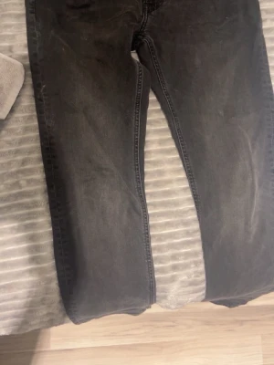 Svarta raka jeans W32 L34 - Säljer ett par svarta jeans med raka ben och klassisk femficksdesign. Jeansen har en enkel look utan slitningar eller dekorationer och är tillverkade i ett mjukt jeansmaterial. Perfekta för dig som gillar en clean och stilren vibe.