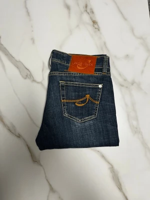 Jacob Cohën jeans - Säljer ett par riktigt feta Jacob Cohën jeans i storlek W29! Jeansen är i riktigt fint skick med klassisk logga där bak. Längd 88 cm. Skriv vid frågor eller funderingar🙌✅