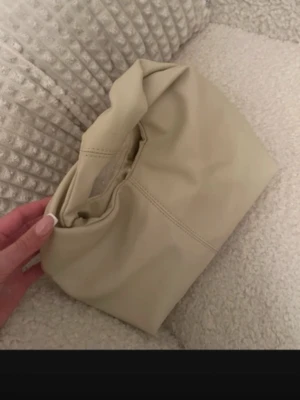 Beige väska  - Säljer en stilren beige väska i toppenskick, kommer ej till användning💓