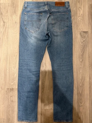 Tiger of Sweden Pistolero Jeans Blå - Mycket fint skick. Storlek W30/L32. Mått - Midja: 39,5cm, Benlängd: 103,5cm. Modellen är 185cm & 63kg. Hör av dig vid funderingar!🤝