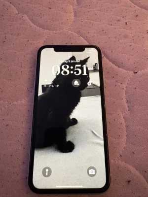 iPhone XR - Säljer en vit iPhone XR. Skärmen och baksidan ser ut att vara i gott skick utan synliga sprickor. Batterihälsan är 76% och behöver troligen bytas för optimal prestanda. En pålitlig mobil med Face ID och bra kamera, perfekt för vardagsanvändning. Det går inte att ladda mobilen med laddare utan måste ha en laddar platta 