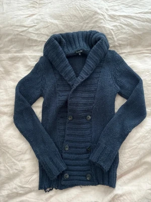 Mörkblå stickad kofta Massimo Dutti - Säljer en mörkblå stickad kofta från Massimo Dutti i storlek M | Koftan har en liten defekt där en tråd är lite lös men detta är inget som påverkar koftan i sig | passar folk mellan 170-178 | Mitt pris 150 | Passar unisex (mest avsedd för kvinnor)