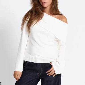 Vit off shoulder topp - Säljer en vit off shoulder topp från Lager 157. Knappt använd, storlek XS