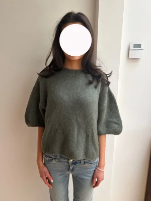 Grön stickad tröja💚 - Säljer denna superfina stickade tröjan med lite korta ärmar från feeling Friday!! Använder tyvärr inte längre därav säljer jag men såå bra kvalitet på !! 😍 