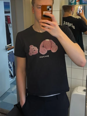 Palm Angels T-shirt - Jag säljer denna palm angels tröjan i storleken M, den passar mig som är 196. Inga hål eller någon rök lukt. 
