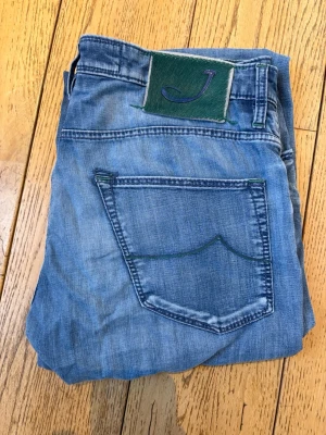 Jacob Cohën - Säljer ett par fel fria Jacob Cohën jeans i väldigt bra skick med en fin tvätt. Jeansen är riktigt fräscha, till och med insidan är i nyskick. De är i storlek W32. Hör av er vid frågor.