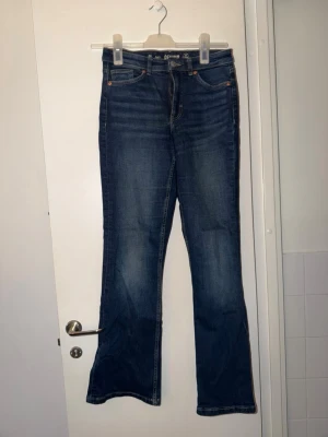 Blå bootcut jeans- Kappahl  - Snygga blå jeans från Kappahl i storlek 38. Modellen har klassisk bootcut. As snygga jeans men säljer då dessa inte kommer till användning längre, de är i ett fint skick!💕